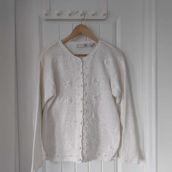 cleo Sweaters - Vintage Cotton White Women's Cardigan Pearl Buttons Embroidered Flowers Size M